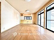 【快適な住空間】家族の暮らしに思いを馳せて、日常のワンシーンを表現したリビングダイニング。「ホワイトナチュラル」のテイストが、自然体で過ごせる心地良さを生み出しています。