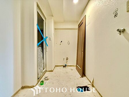 【身支度ばっちり】十分な大きさの洗面台は収納もさる事ながら、身だしなみチェックや歯磨きなど、朝の慌ただしい時間でもゆとりあるスペースで余裕を感じて頂けます。