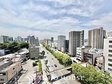 【四季を感じながら】手を伸ばせば触れることが出来そうな風景が、そのままインテリアになったような印象です。その豊かな眺望にふさわしい空間は、通風・採光も優れ、心地よい光と風が溢れます。
