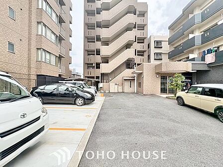 【もう駐車場探しに迷わない】マンション内敷地内にゆとりある駐車スペースを確保。近隣の月極駐車場を探す手間や、雨の日の移動ストレスから解放されます。大切な愛車を、より身近で安心できる場所に。