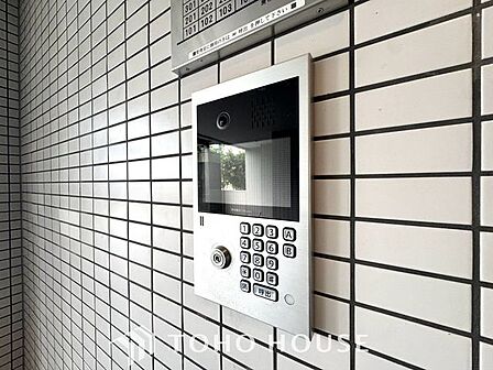 【オートロック】共用玄関にオートロックがあることで防犯効果が高まります。煩わしい訪問営業や勧誘等の来訪率も下がることから「守られている」安心感が高まる事は住まいの安心につながります。