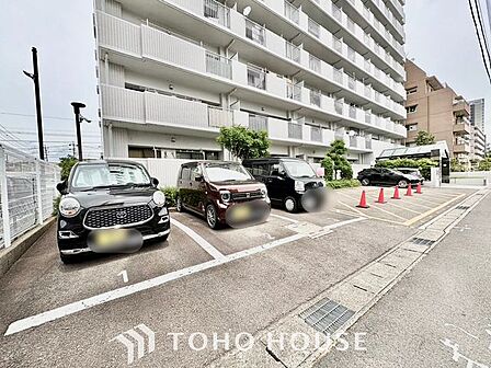【愛車と過ごす、ゆとりある毎日を】敷地内に専用駐車スペースを確保。月極駐車場を探す手間や雨の日の移動ストレスから解放されます。出し入れしやすい空間が、あなたのアクティブなカーライフを足元から支えます。