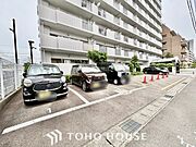 【愛車と過ごす、ゆとりある毎日を】敷地内に専用駐車スペースを確保。月極駐車場を探す手間や雨の日の移動ストレスから解放されます。出し入れしやすい空間が、あなたのアクティブなカーライフを足元から支えます。