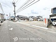 【街に溶け込む、新しい邸宅の誕生を最前列で】美しい外観デザインが姿を現し始める、建築中ならではの期待感。足場が外れた瞬間の感動は格別です。工事中でも内覧予約受付中。