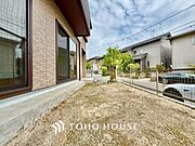 【まちどおしい休日】入居後しばらくは庭いじりやガーデニングに勤しむ事になるかもしれません。『どんなお庭に仕上げるか？』新生活に付きまとう楽しい悩みのひとつ。ウッドデッキの新設等もご相談下さい。