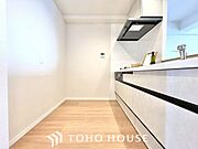 【夫婦でなかよく】作業スペースを多くとった対面キッチン。ふたり並んでキッチンに立っても調理がしやすくゆとりある広さ。食器類もすっきりと片付く収納力が期待できます。家事をしながら会話も弾みます。