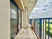 【やわらかい街の風】頬をなでる優しい風を感じることが出来るバルコニー。つい深呼吸をしたくなる気持ちの良い眺望はこのお部屋の自慢です。洗濯物を干すスペースとしても十分な広さがあります。