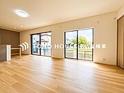 【居心地の良い我が家】一日の中で多くの時間を過すことになるリビングダイニングだからこそ、いつも穏やかな空間であることが必然。爽やかな通風と採光を存分に感じる事が出来る空間です。