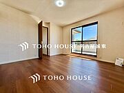 【居心地の良い我が家】一日の中で多くの時間を過すことになるリビングダイニングだからこそ、いつも穏やかな空間であることが必然。爽やかな通風と採光を存分に感じる事が出来る空間です。