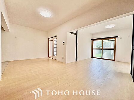 【楽しい我が家が一番】明るく開放的な空間が広がるリビングダイニング。室内には豊かな陽光が注ぎ込み、爽やかな住空間を演出。ホームパーティーでもゲストと一緒に料理を楽しみながら楽しい時間を過ごせそう。