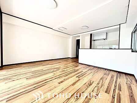 【家族のトクベツな空間】インティメイトなくつろぎを愉しむリビングルームはひそやかな憩いの場となります。リビングとダイニング、2つの空間機能を活かし、ライフスタイルに新しいゆとりをもたらします。