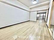 【快適な住空間】家族の暮らしに思いを馳せて、日常のワンシーンを表現したリビングダイニング。「ホワイトナチュラル」のテイストが、自然体で過ごせる心地良さを生み出しています。
