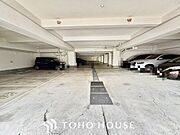 【もう駐車場探しに迷わない】マンション内敷地内にゆとりある駐車スペースを確保。近隣の月極駐車場を探す手間や、雨の日の移動ストレスから解放されます。大切な愛車を、より身近で安心できる場所に。