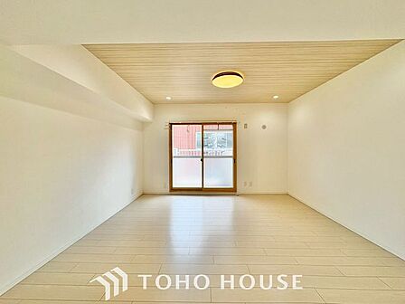 【快適な住空間】家族の暮らしに思いを馳せて、日常のワンシーンを表現したリビングダイニング。「ホワイトナチュラル」のテイストが、自然体で過ごせる心地良さを生み出しています。