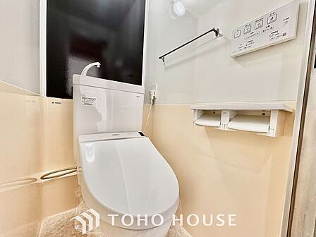 【ピカピカ♪新品】トイレ関係の設備も一新されています。もちろん温水洗浄機能付き便座です。気になる水周り関係が新しくなっていると、気持ちよく新生活が始められますね。