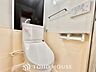 トイレ：【ピカピカ♪新品】トイレ関係の設備も一新されています。もちろん温水洗浄機能付き便座です。気になる水周り関係が新しくなっていると、気持ちよく新生活が始められますね。