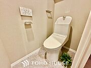 【ピカピカ♪新品】トイレ関係の設備も一新されています。もちろん温水洗浄機能付き便座です。気になる水周り関係が新しくなっていると、気持ちよく新生活が始められますね。