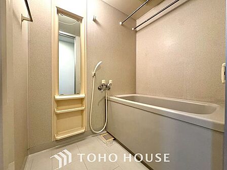 【癒しのバスタイム】一日の疲れを癒すための浴室はゆとりあるサイズを採用。保温機能付き、汚れをはじく有機ガラス系の新素材を採用した浴室。美しく機能的な設備を採用しています。
