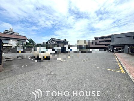 【愛車と過ごす、ゆとりある毎日を】敷地内に専用駐車スペースを確保。月極駐車場を探す手間や雨の日の移動ストレスから解放されます。出し入れしやすい空間が、あなたのアクティブなカーライフを足元から支えます。