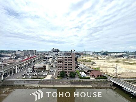 【四季を感じながら】手を伸ばせば触れることが出来そうな風景が、そのままインテリアになったような印象です。その豊かな眺望にふさわしい空間は、通風・採光も優れ、心地よい光と風が溢れます。
