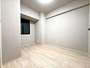 【毎日過ごす場所だから】清潔感あるホワイトの壁紙と温もり溢れるカラーの床材が見事に調和した居室。毎日の生活を少しでも快適に過ごして頂ける様、飽きの来ない雰囲気が大切です。