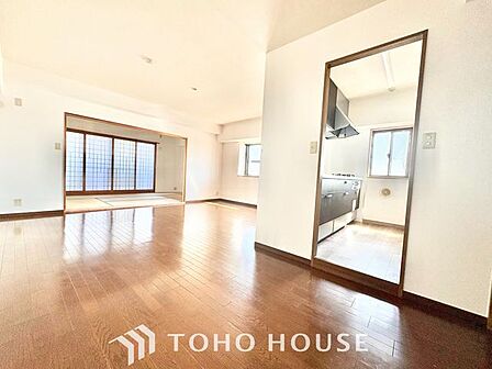 【楽しい我が家が一番】明るく開放的な空間が広がるリビングダイニング。室内には豊かな陽光が注ぎ込み、爽やかな住空間を演出。ホームパーティーでもゲストと一緒に料理を楽しみながら楽しい時間を過ごせそう。