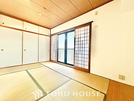 【古き良き日本文化】和室があることで落ち着きと癒しの空間が生まれます。来客時の客室としても利用できますし、お子様のプレイルームやお昼寝に最適なお部屋です。