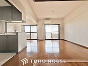 【楽しい我が家が一番】明るく開放的な空間が広がるリビングダイニング。室内には豊かな陽光が注ぎ込み、爽やかな住空間を演出。ホームパーティーでもゲストと一緒に料理を楽しみながら楽しい時間を過ごせそう。