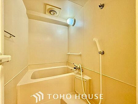 【癒しのバスタイム】一日の疲れを癒すための浴室はゆとりあるサイズを採用。保温機能付き、汚れをはじく有機ガラス系の新素材を採用した浴室。美しく機能的な設備を採用しています。
