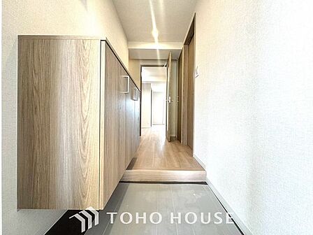 【ただいま!おかえり!】清潔感溢れる玄関がお出迎えする本邸宅の物語は、ここからは始まる日常を期待させます。おでかけの時も帰った時も、「我が家」を最初に感じてもらえる素敵な空間に。