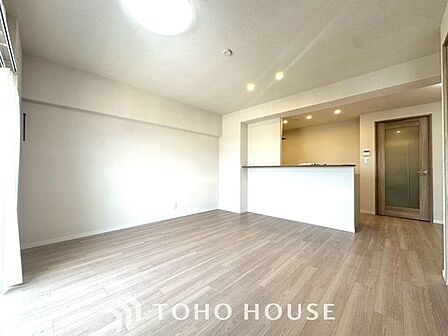 【快適な住空間】家族の暮らしに思いを馳せて、日常のワンシーンを表現したリビングダイニング。「ホワイトナチュラル」のテイストが、自然体で過ごせる心地良さを生み出しています。