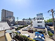 【四季を感じながら】手を伸ばせば触れることが出来そうな風景が、そのままインテリアになったような印象です。その豊かな眺望にふさわしい空間は、通風・採光も優れ、心地よい光と風が溢れます。