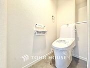 【重要な設備です】トイレは快適な温水洗浄便座付です。手洗い一体型のトイレ設備はスペースの節約ができ、ゆったりとした空間が確保できます。節水も期待できますね。