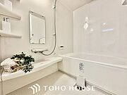 【癒しのバスタイム】一日の疲れを癒すための浴室はゆとりあるサイズを採用。保温機能付き、汚れをはじく有機ガラス系の新素材を採用した浴室。美しく機能的な設備を採用しています。