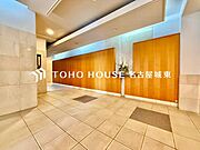 【お家へ帰ろう】ここに住まわれる人にだけに許された専用のエントランス。我が家に帰ってきた安心感を与えてくれる最初のプライベート空間です。
