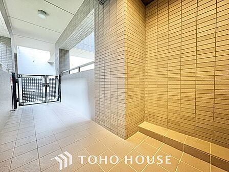 ポーチ付きで、プライベート感のある玄関です。ゆとりある邸宅仕様となっております。