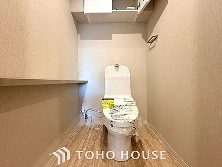【ピカピカ♪新品】トイレ関係の設備も一新されています。もちろん温水洗浄機能付き便座です。気になる水周り関係が新しくなっていると、気持ちよく新生活が始められますね。