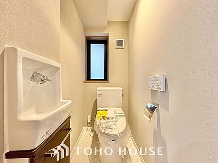 【シンプルが一番】水周りはシンプルに清潔感のあるホワイトで統一。換気出来るよう、窓も完備。いつも清潔な空間を保てるよう配慮しました。