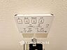 設備：【温水洗浄機能付トイレ】温水洗浄便座は日本が誇るトイレ文化のひとつです。各家庭にも当たり前になりつつある設備のひとつです。お住まい購入時は新しいトイレで気持ちよく。