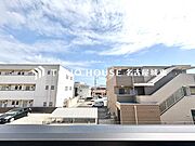 【四季を感じながら】手を伸ばせば触れることが出来そうな風景が、そのままインテリアになったような印象です。その豊かな眺望にふさわしい空間は、通風・採光も優れ、心地よい光と風が溢れます。