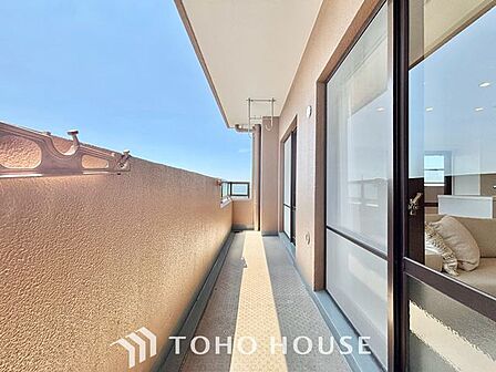 【やわらかい街の風】頬をなでる優しい風を感じることが出来るバルコニー。つい深呼吸をしたくなる気持ちの良い眺望はこのお部屋の自慢です。洗濯物を干すスペースとしても十分な広さがあります。