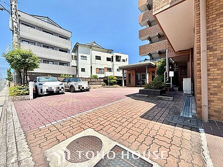 【愛車と過ごす、ゆとりある毎日を】敷地内に専用駐車スペースを確保。月極駐車場を探す手間や雨の日の移動ストレスから解放されます。出し入れしやすい空間が、あなたのアクティブなカーライフを足元から支えます。