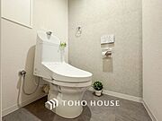 【重要な設備です】トイレは快適な温水洗浄便座付です。手洗い一体型のトイレ設備はスペースの節約ができ、ゆったりとした空間が確保できます。節水も期待できますね。