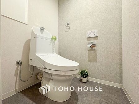 【重要な設備です】トイレは快適な温水洗浄便座付です。手洗い一体型のトイレ設備はスペースの節約ができ、ゆったりとした空間が確保できます。節水も期待できますね。