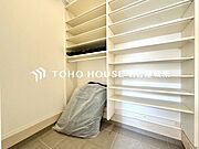 【玄関周りをスッキリ】収納力のあるシューズインクローク。ベビーカー置場として重宝します。アウトドア用品やゴルフバック、お子様のスポーツ用品などもそのまま収納可能です。