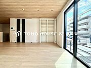 【楽しい我が家が一番】明るく開放的な空間が広がるリビングダイニング。室内には豊かな陽光が注ぎ込み、爽やかな住空間を演出。ホームパーティーでもゲストと一緒に料理を楽しみながら楽しい時間を過ごせそう。