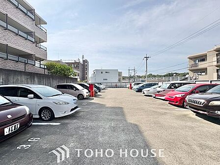 【愛車と過ごす、ゆとりある毎日を】敷地内に専用駐車スペースを確保。月極駐車場を探す手間や雨の日の移動ストレスから解放されます。出し入れしやすい空間が、あなたのアクティブなカーライフを足元から支えます。