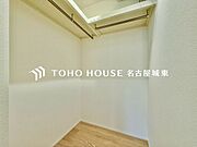 【ステキな収納空間】たっぷりと荷物が入るウォークインクローゼット。画像と現地では大きさ、広さの感覚が違います。是非、ご自分の目で確かめてください。