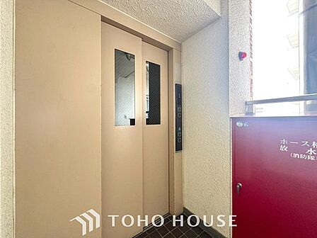 【エレベータ付き物件】重い荷物などがあるときや、お子様をベビーカーで運ぶときなどに大変便利です。足腰の悪い方には欲しい設備です。