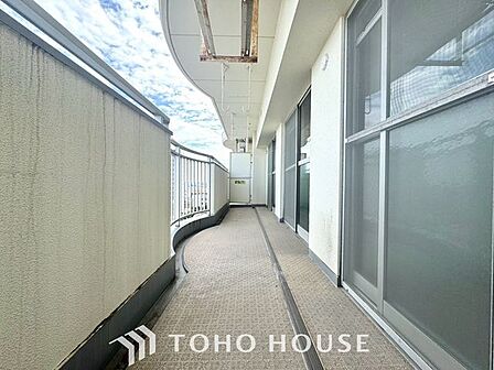 【やわらかい街の風】頬をなでる優しい風を感じることが出来るバルコニー。つい深呼吸をしたくなる気持ちの良い眺望はこのお部屋の自慢です。洗濯物を干すスペースとしても十分な広さがあります。